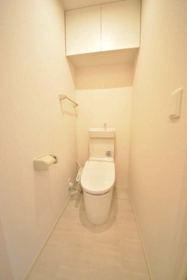 トイレ(イメージ。別号室の室内写真。現況を優先します。)