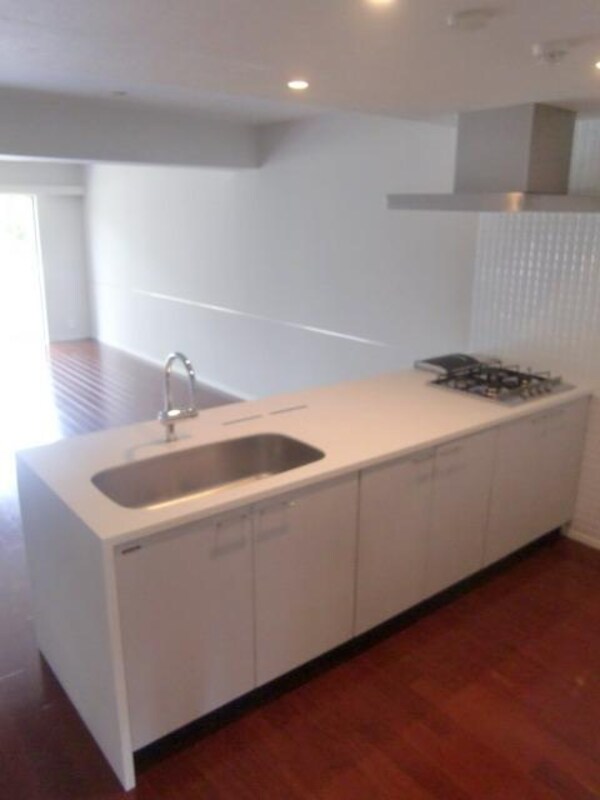 キッチン(４口コンロのシステムキッチン。お料理も快適です。)