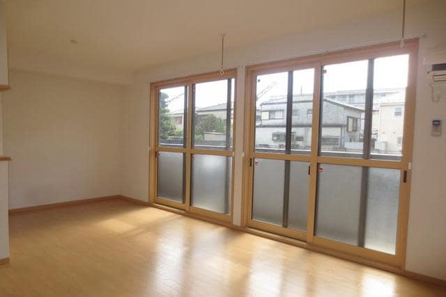 リビング・居室(窓が大きく開放的なお部屋です。)