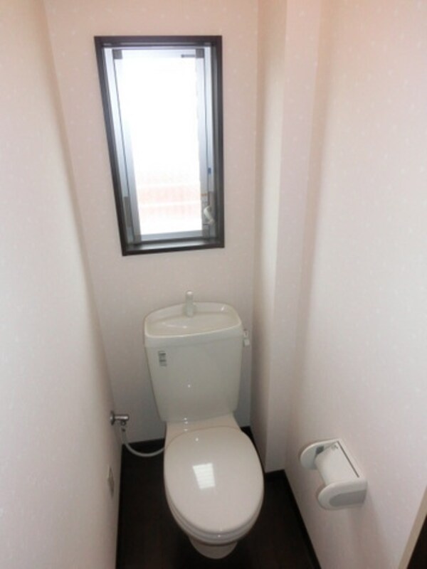 トイレ(清潔感のあるトイレルーム)