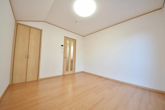 物件内観写真4　(フローリングの明るい室内)