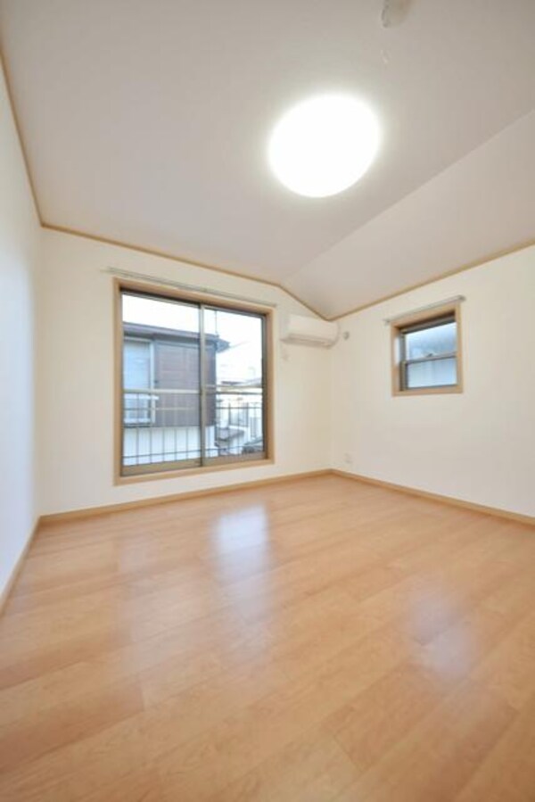 寝室(窓が２面あって明るいです)