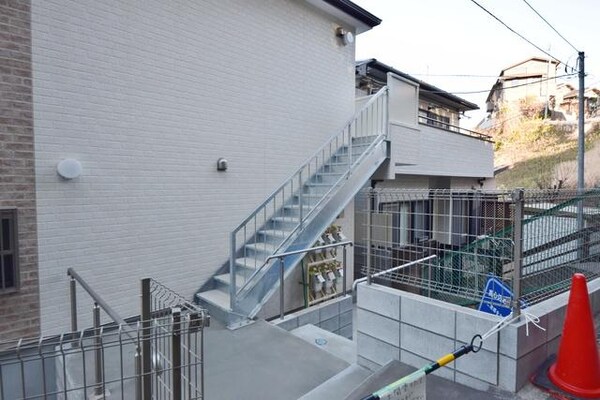 エントランス(共用部も舗装されております)