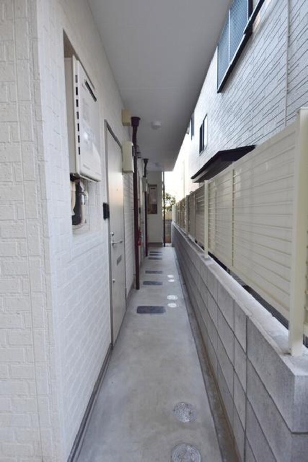 ロビー(外階段は防音対策でコンクリート採用)