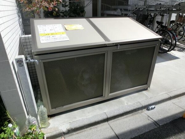 庭(敷地内ゴミ置き場)