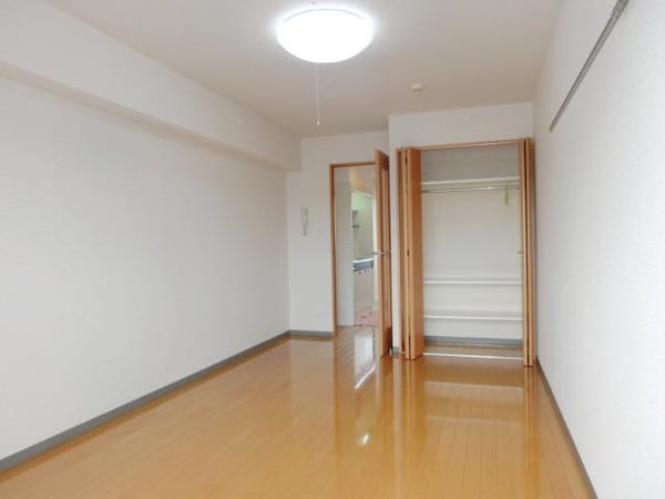 リビング・居室(居室照明付き　８.４帖の広いお部屋)