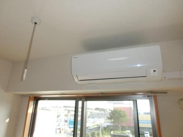 設備(エアコンと室内物干しフック)