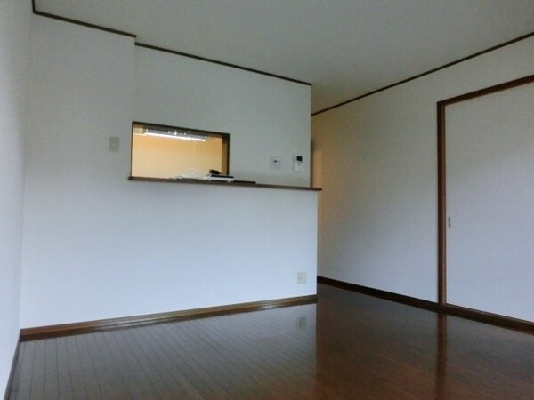その他室内・内装(バルコニー側より見た室内)
