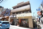 スーパーやコンビニが近く、生活しやすい環境です