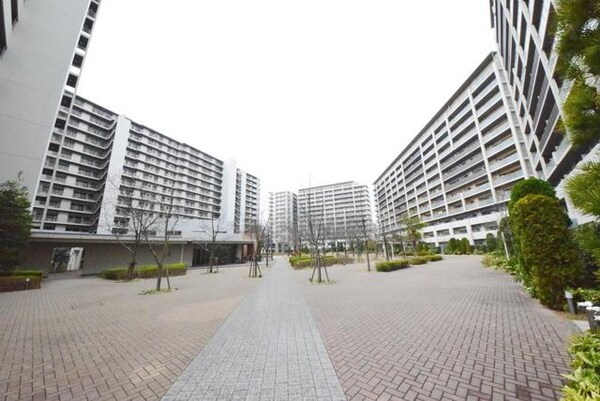 外観(敷地内に大型の公園があります)