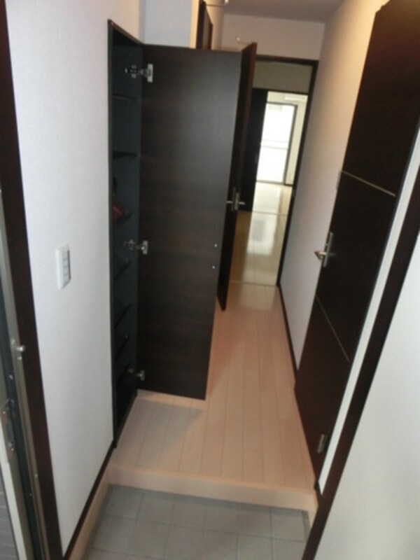 玄関(トール式シューズボックス付)