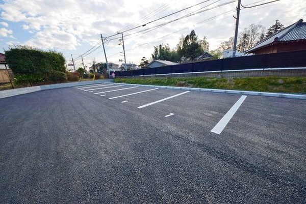 駐車場(広々とした駐車場も完備)