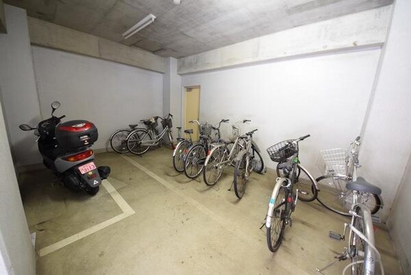 共有部分(雨にぬれない駐輪場)