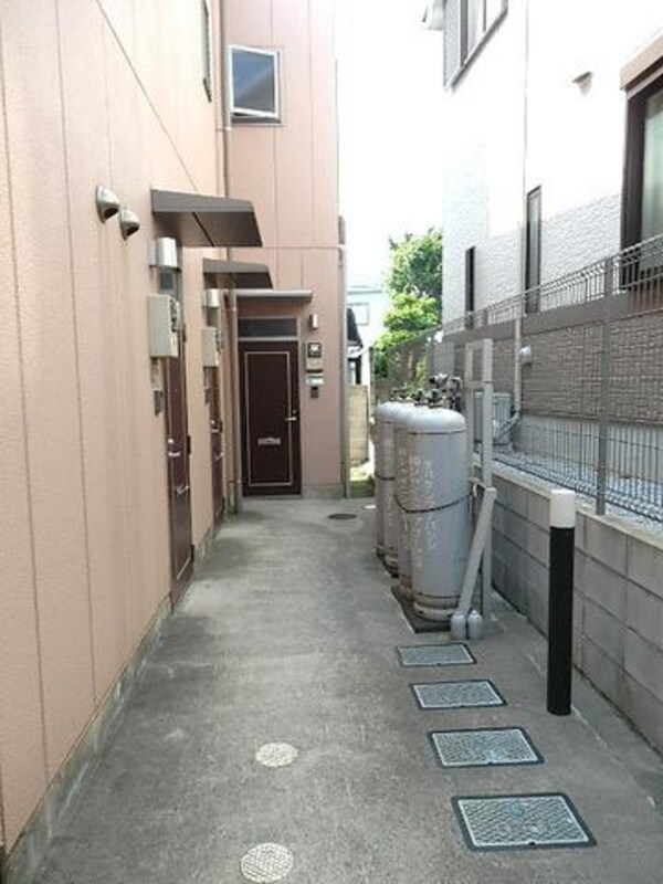 エントランス(１階に各戸の玄関があります)