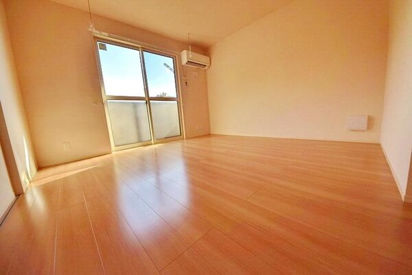 その他室内・内装(別角度から見たリビング)