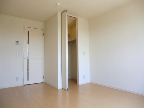 寝室(南東向き・日当たり良好のお部屋)