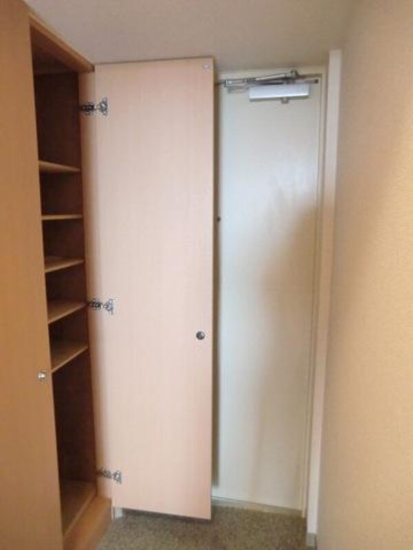玄関(トールタイプのシューズBOX付き)