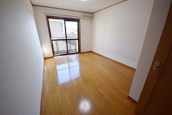 その他室内・内装(日当たり良好で明るいお部屋です)
