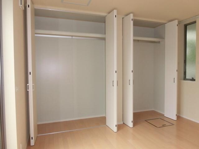 物件内観写真9　(たっぷり収納クローゼット)