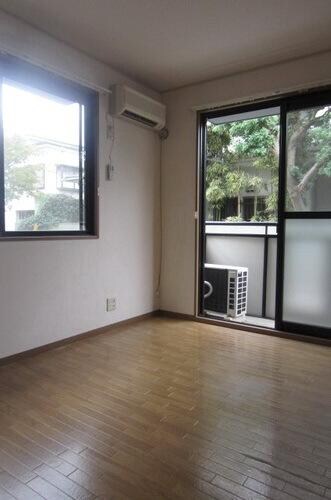 物件内観写真2　(角部屋２面採光の明るいお部屋。)