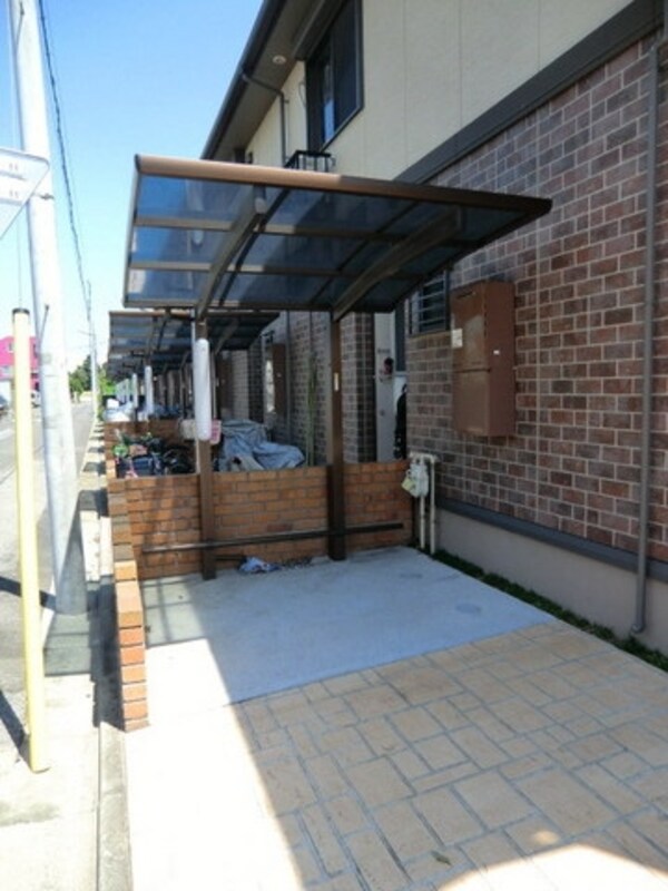 エントランス(各世帯に専用駐輪場がございます)