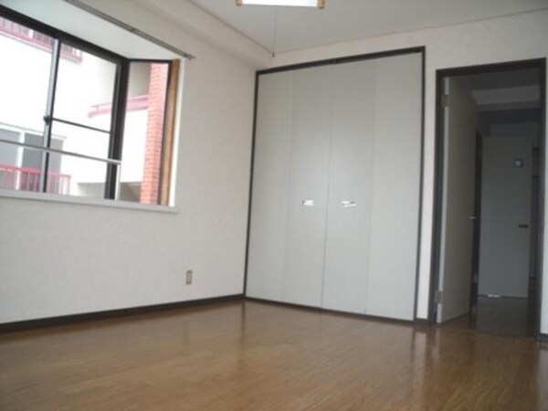 その他室内・内装(2面採光の明るい居室)