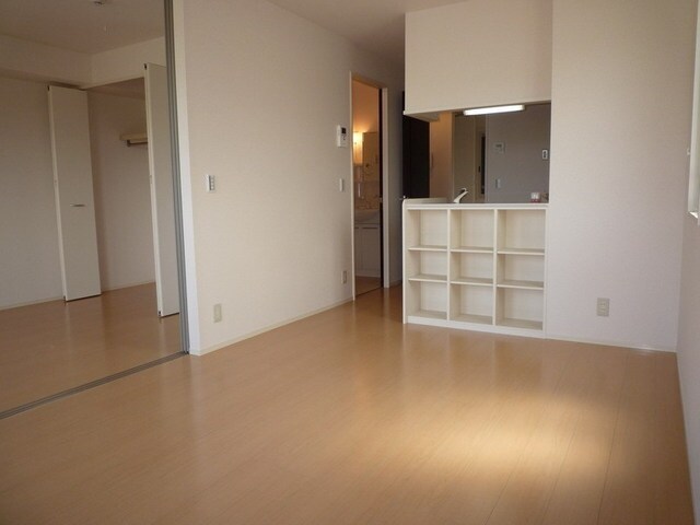 物件内観写真2　(ＬＤＫ１０．５帖　カウンター収納)