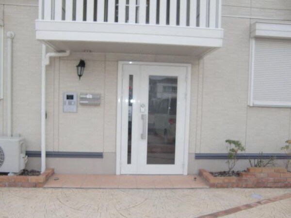 エントランス(オートロック付きですよ)