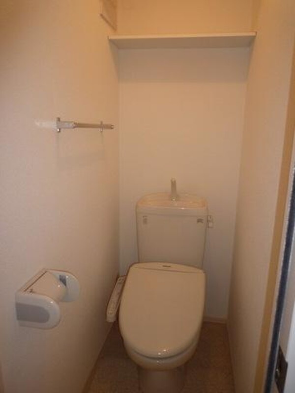 トイレ(寒い冬も快適なウォシュレット完備)