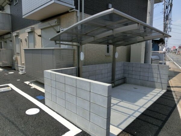 エントランス(屋根付き駐輪場)