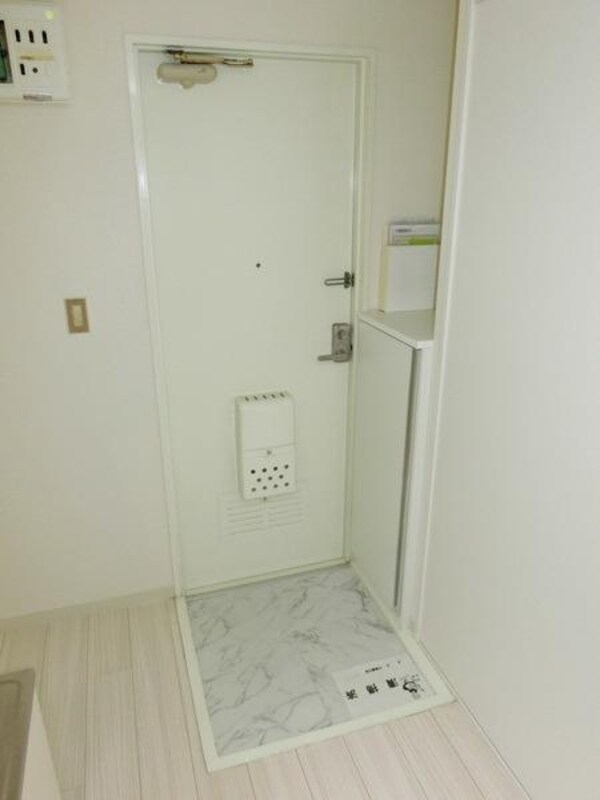玄関(シューズBOX完備)