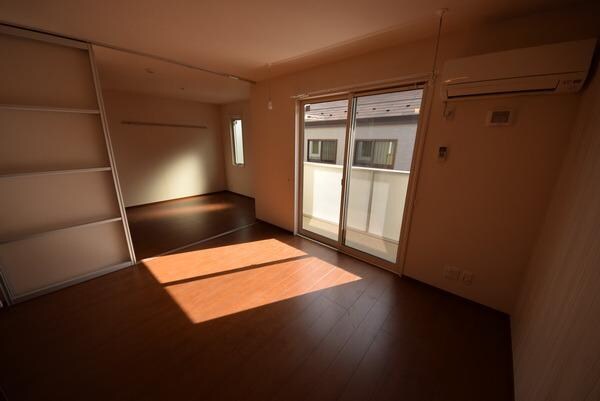 物件内観写真3　(間仕切り開放で広々16.4帖)