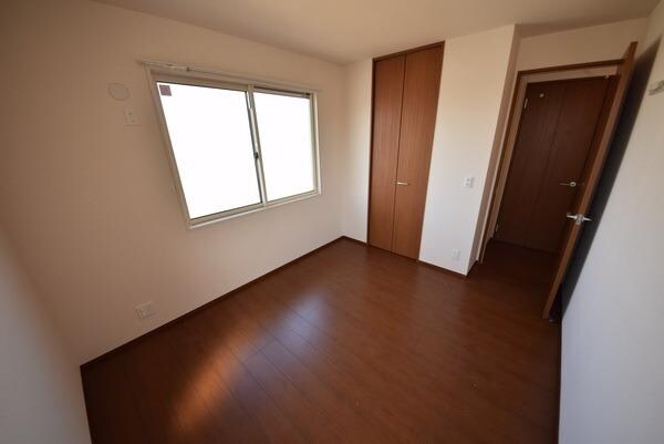 物件内観写真11　(５．６帖洋室)