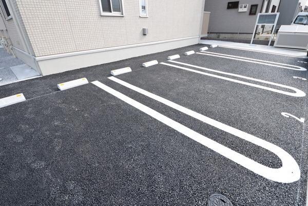 物件内観写真16　(敷地内駐車場)