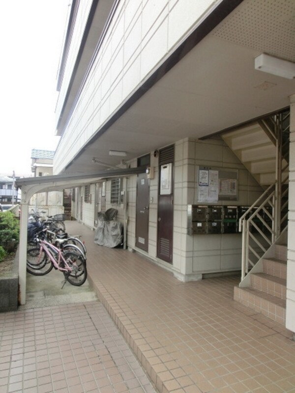 エントランス(二階、三階は階段利用)