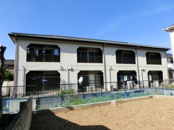 外観(新松戸駅まで徒歩6分の立地、日当たり良好。)