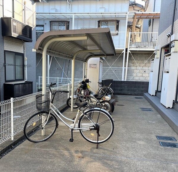 共有部分(屋根付き駐輪場完備)