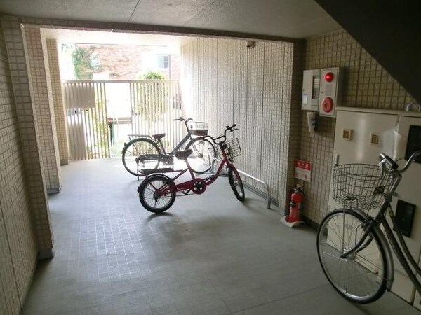 共有部分(オートロック内に自転車置場があり、防犯も安心です)