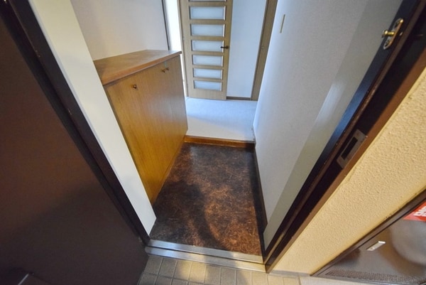 玄関(※同建物　反転タイプ間取り参考写真　現況優先)
