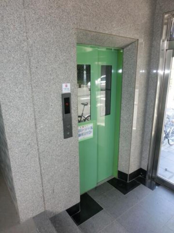 共有部分(エレベーター完備で移動も楽です)