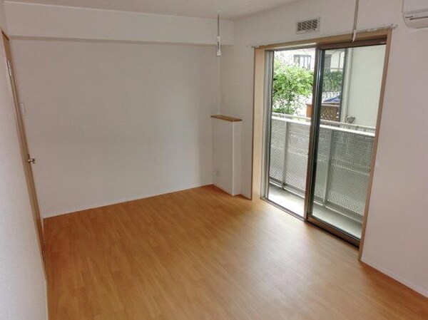 リビング・居室(エアコン完備の明るいお部屋)