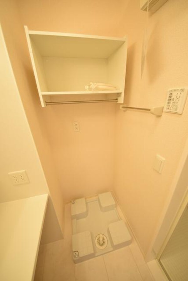 設備(洗濯機置場の上にちょっとした物入れがございます。)