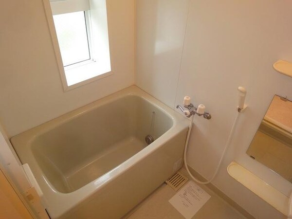 バス／シャワールーム等(窓付きの明るい浴室)