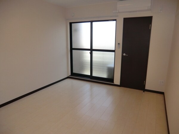 リビング・居室(開放感のある照明付き洋室　ウォークインクローゼット)