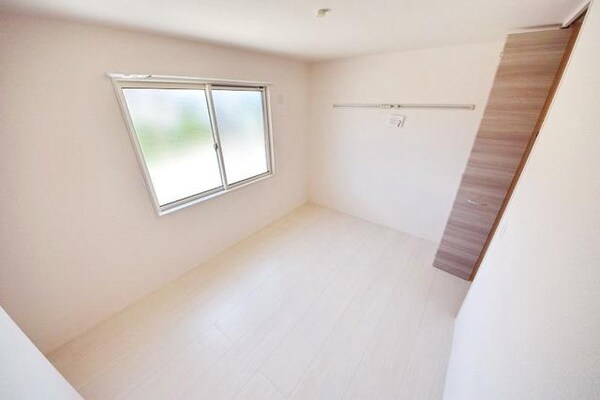 その他室内・内装(収納付きで明るい洋室)