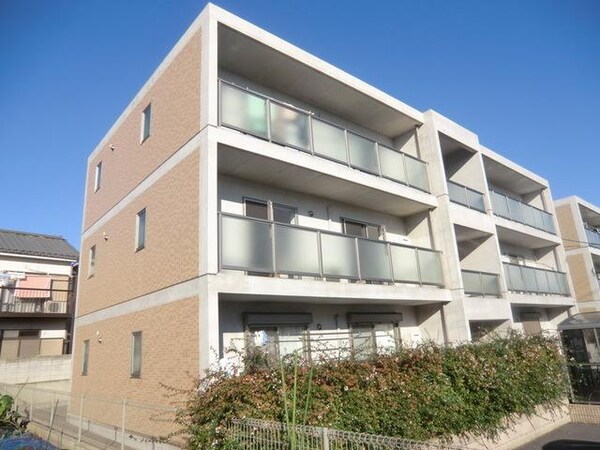 外観(閑静な住宅街に立地)