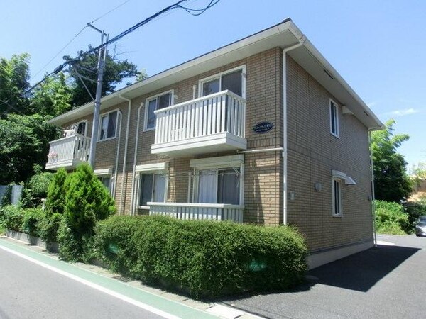 外観(植栽に囲まれたきれいな外観)