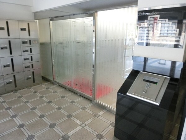 共有部分(オートロック完備)