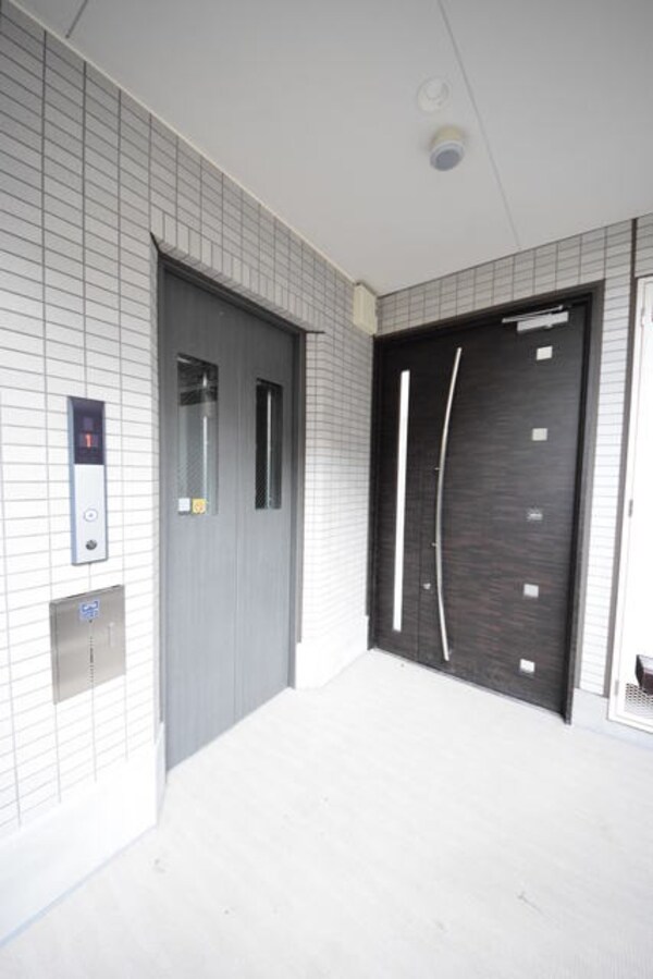 エントランス(エレベーター完備)