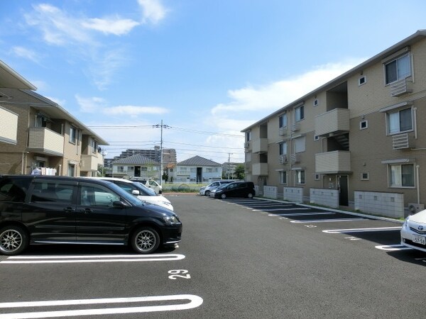 駐車場(広々とした敷地内駐車場)